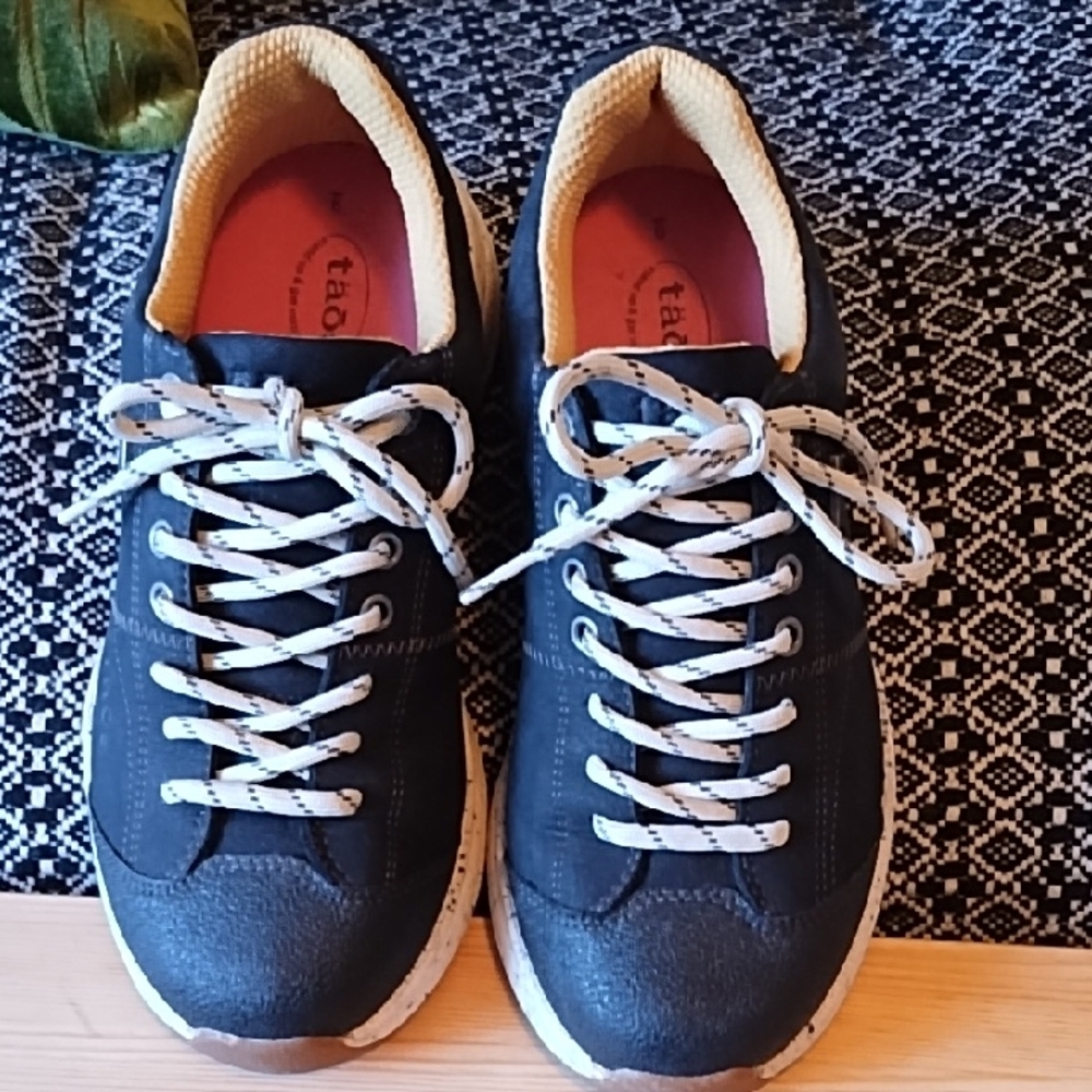 Taos Shasta Ladies Waterproof Sneakers Size 9